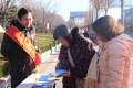 市人社局開展居民醫(yī)保上街宣傳活動，宣傳居民醫(yī)保政策，解答群眾